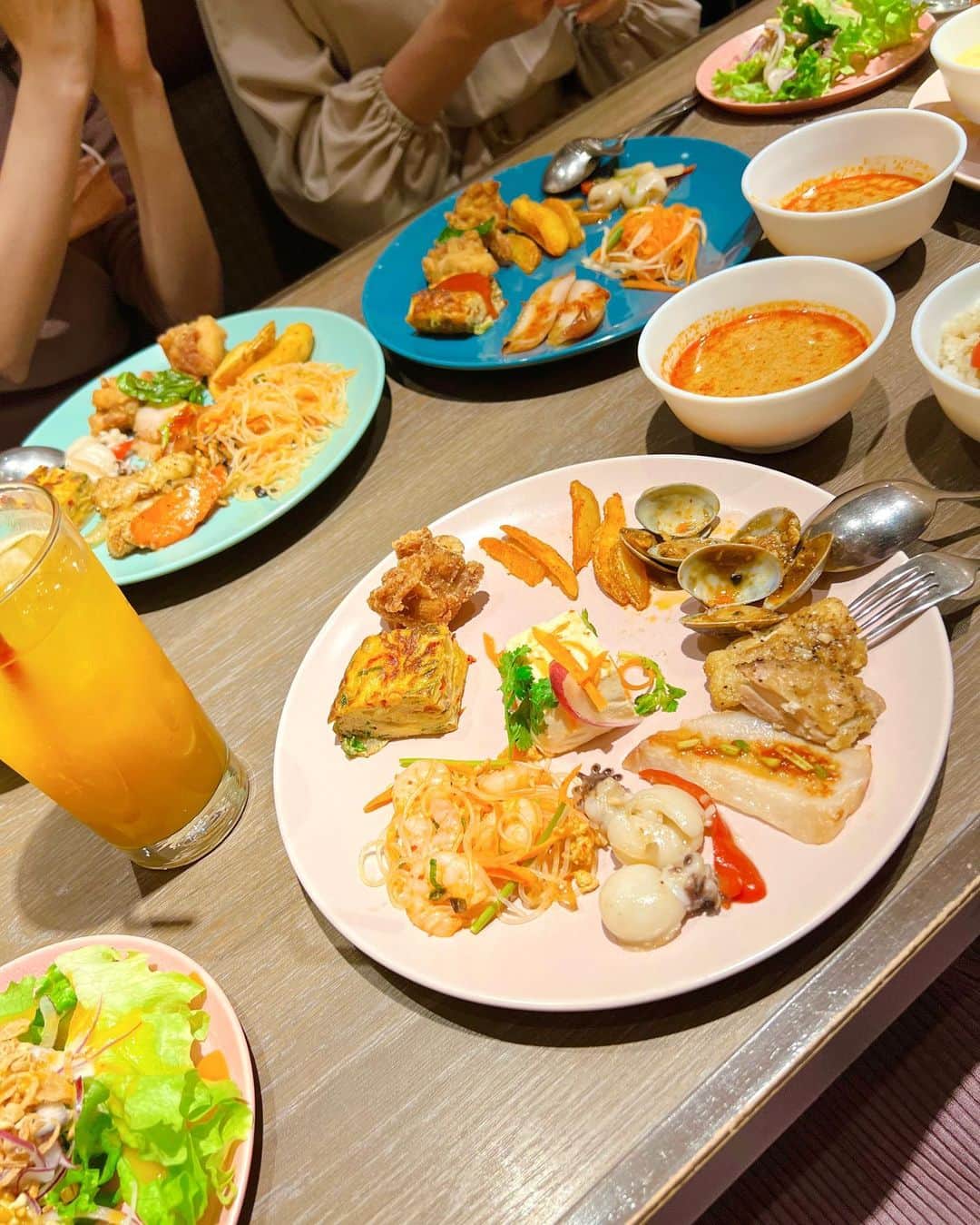 さわいえりさんのインスタグラム写真 - (さわいえりInstagram)「タイ料理ダイニング『RAMBUTAN』の 【くつろぎと美食のタイ料理とマンゴーライチスイーツのランチヴュッフェ】にいってきたよ💕  ランブータンお店可愛いし、ヘルシーで美味しいタイ料理を楽しめるから、定期的に行きたくなるお店🌿  私タイ料理大好きー♪ ランブータンのヴュッフェメニューは、本格派の爽やかな香りのタイハーブや心地よい辛味など、大人女性が楽しめる満足度の高いヴュッフェなの🌼  ついつい取り過ぎてしまいます♡  名物のトムヤムクンスープや、本格派グリーンカレーなど濃厚で美味しくておかわりしちゃいました🥄  スイーツもたくさん種類があるので、甘いものが好きな人にもおすすめ💖  また是非行きたいなぁ〜🥰  @rambutan1029  東京都新宿区新宿3-26-13 新宿中村屋ビル7階  ・  ・  ・  #新宿カフェ#新宿ランチ#新宿グルメ#カフェランブータン#タイ料理#タイ料理大好き#東京グルメ#東京カフェ」11月20日 17時51分 - beauty_eri7