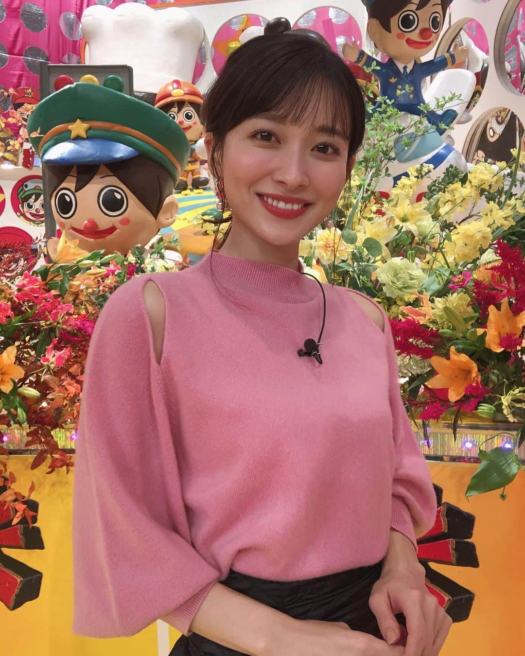 山本里菜さんのインスタグラム写真 - (山本里菜Instagram)「. この後19:00〜の ジョブチューン💕  今回は #はなまるうどん  #幸楽苑 #いきなりステーキ のジャッジです😆  ぜひご覧ください😋❤️✨  衣装 tops&skirt...CELFORD shoes...DIANA  #ジョブチューン #ジャッジ企画 #トップス　#肩スリット　#ピンクベージュ #ヘアアレンジ　#メイク　#山本里菜」11月20日 17時59分 - rinayamamoto_0622