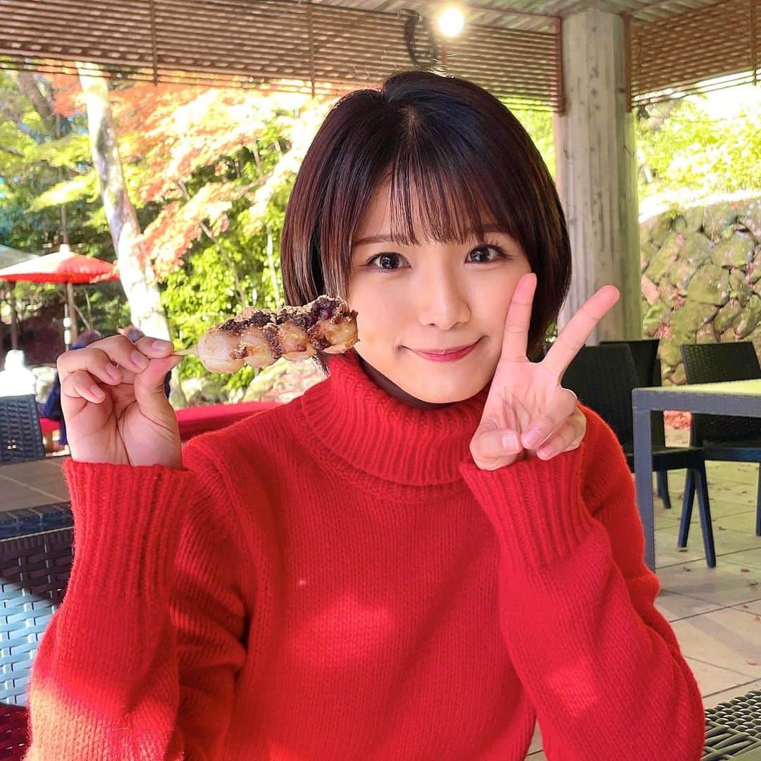 山本ゆうかのインスタグラム：「. 有馬！！！！！！ . ※連なったたこ焼きに見えるってめっちゃ言われるねんけど 撮影の休憩中に頂いたお団子です🍡 .」