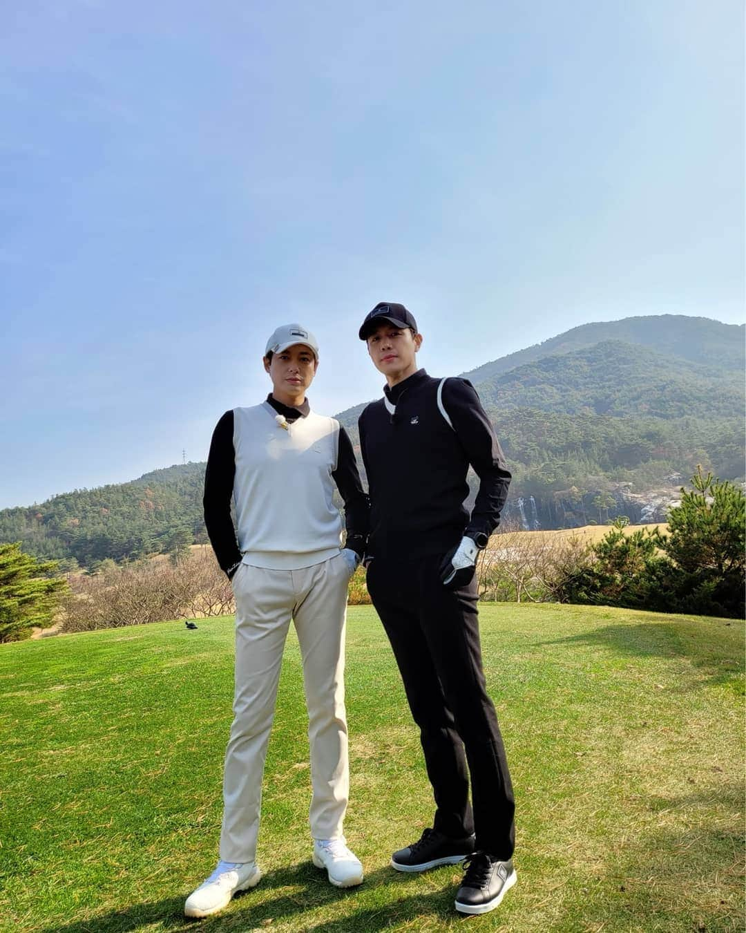 イ・ジフンのインスタグラム：「#sbsgolf   요새는 아내보다 더 마니보나봐요 당분간 좀 빠빠이👌 형 알지?그거..yo baby👨‍👩‍👦  그나저나 공은 왜 점점 안맞는것일까😭  #페어라이어#FAIRLIAR」