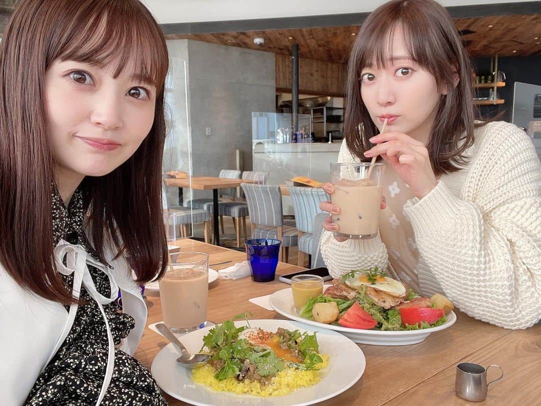 浜田翔子さんのインスタグラム写真 - (浜田翔子Instagram)「あまり動けなくなり2日目。  臨月前にこんなに動けなくなるとは😳自分でもビックリしています😳  少し前まで 妹と チームラボ、ちょことお散歩🐶 外食、 妊娠初期ぶりのお買い物にも行けてました（白ニット買えました🤍）  ごはんもいつも以上にもりもり食べてるのですが体重もそんな増えなくなり、健診では『ごはん食べれてますか？』て言われましたが 赤ちゃんは2kg超えして順調です。 臨月は息吸うだけで増えるらしい？ ですがほんとかなぁ〜👶  臨月は沢山歩け！一万歩以上！ とも言われましたが そんな歩けるか？ってのが今の状態なので 無理せず過ごしたいと思います〜  臨月前で陣痛ジンクス早いですが 叙々苑のランチも久々に行けました‼︎（叙々苑はランチがとにかく好きなんです😋完食できちゃう‼︎） また陣痛ジンクスって言って沢山行きたいな。。💕  陣痛ジンクス 何かやりますか？👶🌈  #チームラボ #陣痛ジンクス #臨月前　あとすこしで #臨月突入」11月20日 18時36分 - shoko_hamada