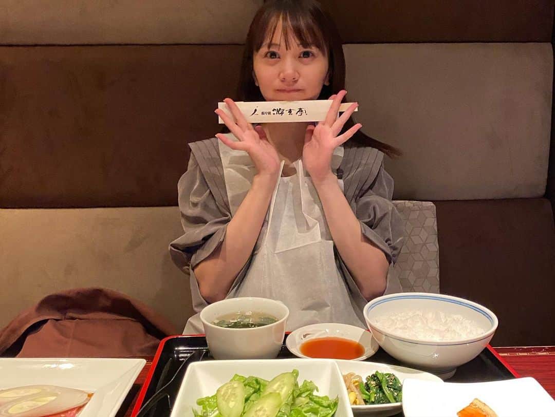 浜田翔子さんのインスタグラム写真 - (浜田翔子Instagram)「あまり動けなくなり2日目。  臨月前にこんなに動けなくなるとは😳自分でもビックリしています😳  少し前まで 妹と チームラボ、ちょことお散歩🐶 外食、 妊娠初期ぶりのお買い物にも行けてました（白ニット買えました🤍）  ごはんもいつも以上にもりもり食べてるのですが体重もそんな増えなくなり、健診では『ごはん食べれてますか？』て言われましたが 赤ちゃんは2kg超えして順調です。 臨月は息吸うだけで増えるらしい？ ですがほんとかなぁ〜👶  臨月は沢山歩け！一万歩以上！ とも言われましたが そんな歩けるか？ってのが今の状態なので 無理せず過ごしたいと思います〜  臨月前で陣痛ジンクス早いですが 叙々苑のランチも久々に行けました‼︎（叙々苑はランチがとにかく好きなんです😋完食できちゃう‼︎） また陣痛ジンクスって言って沢山行きたいな。。💕  陣痛ジンクス 何かやりますか？👶🌈  #チームラボ #陣痛ジンクス #臨月前　あとすこしで #臨月突入」11月20日 18時36分 - shoko_hamada
