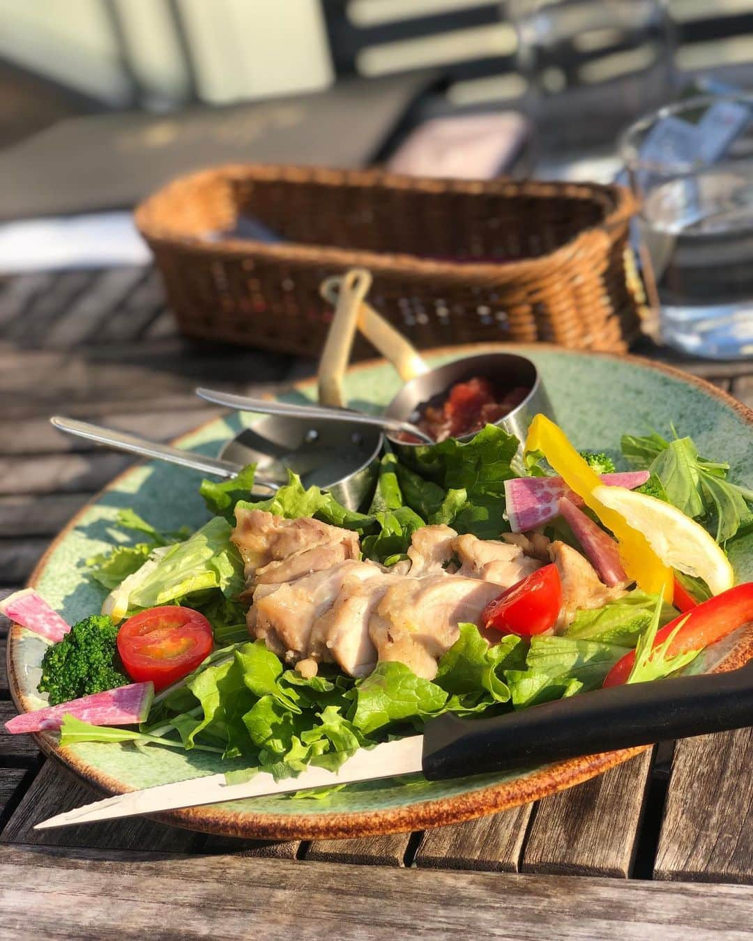 白戸ゆめのさんのインスタグラム写真 - (白戸ゆめのInstagram)「🥗 . 中学からの旧友とランチ🍴 お母さん同士も仲が良くて 会えなくてもいろんな話は聞いていたけど ちゃんと会うのは久しぶりで あっという間！楽しかった💓 . 付け合わせに ライスかパンかブロッコリーか選べて 冬太りやすいから🥦選択しました🤣 . #ランチ #新宿ランチ #新宿サザンテラス  #サラダ #チキン #ブロッコリー  #カフェ #sfc #minx」11月20日 18時35分 - yumeno.s_