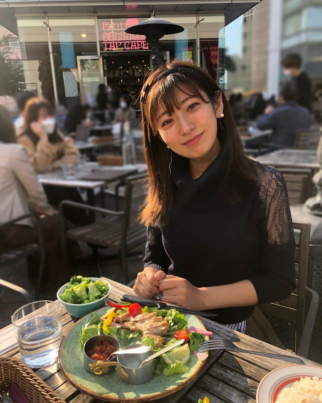 のインスタグラム：「🥗 . 中学からの旧友とランチ🍴 お母さん同士も仲が良くて 会えなくてもいろんな話は聞いていたけど ちゃんと会うのは久しぶりで あっという間！楽しかった💓 . 付け合わせに ライスかパンかブロッコリーか選べて 冬太りやすいから🥦選択しました🤣 . #ランチ #新宿ランチ #新宿サザンテラス  #サラダ #チキン #ブロッコリー  #カフェ #sfc #minx」