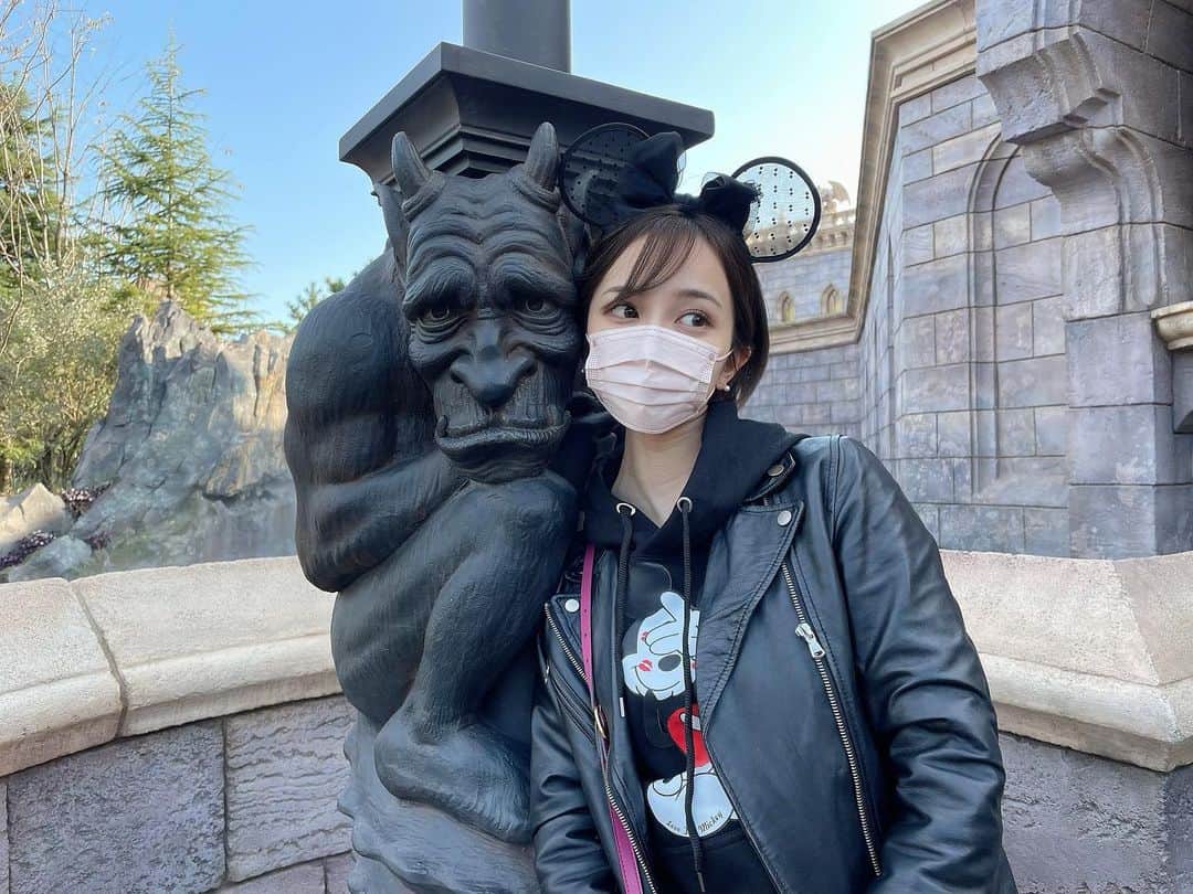 黒澤詩音のインスタグラム：「日本シリーズはじまりましたね〜。  本日もグリーンチャンネルご視聴ありがとうございました！ 明日の予想も難解です！  #予告先発なし #でもやはり予想通り #日本シリーズ #横向きの写真載せてなかったので #これでディズニーの写真終わり」