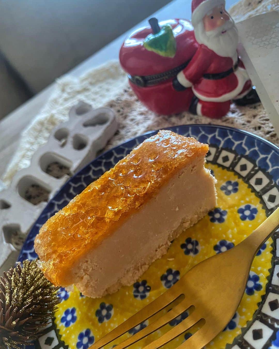 一ノ瀬恋さんのインスタグラム写真 - (一ノ瀬恋Instagram)「@zipangu.cheesecake からキャラメルリゼチーズケーキが届きました🎁❤️ チーズケーキが1番好きだから楽しみにしてたんだ〜😍  しっとりしてるんだけど上のキャラメリゼがパリッパリで美味しすぎました❣️🥺❣️ ブラックコーヒー相性が抜群でした☕️ 食べ方も3通りあり、 🍰半解凍 🍰完全解凍 🍰レンジでチン 全部やってみたんだけど、レンジで少しだけチンしたのが1番美味しかったかも❤️  オンラインのみで土日数量限定で発売してるみたいです😳✨ 自分へのご褒美やプレゼントにもオススメ🍰  #sponsored #ジパングチーズケーキ #キャラメリゼチーズケーキ」11月20日 19時04分 - mayu19900323