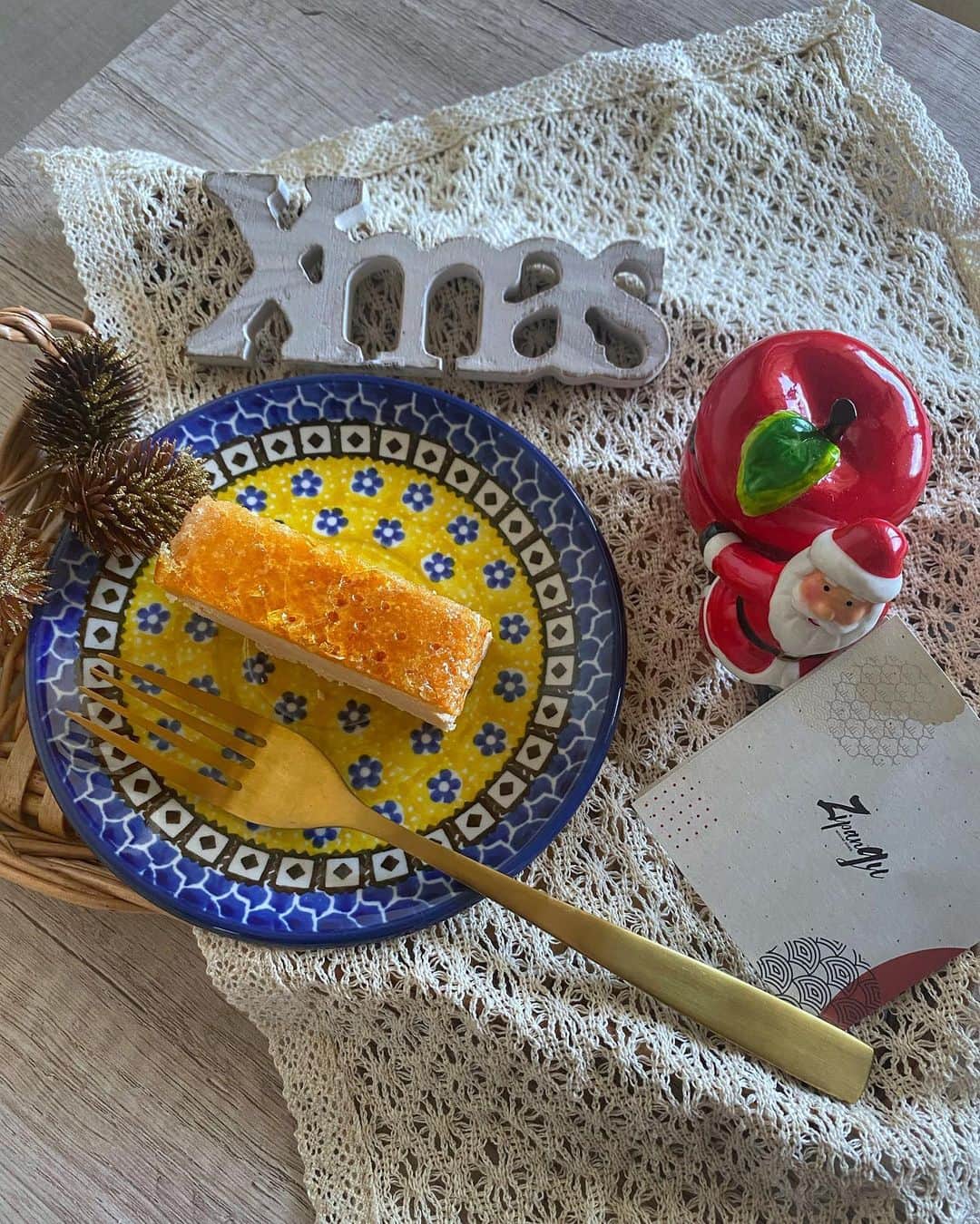 一ノ瀬恋のインスタグラム：「@zipangu.cheesecake からキャラメルリゼチーズケーキが届きました🎁❤️ チーズケーキが1番好きだから楽しみにしてたんだ〜😍  しっとりしてるんだけど上のキャラメリゼがパリッパリで美味しすぎました❣️🥺❣️ ブラックコーヒー相性が抜群でした☕️ 食べ方も3通りあり、 🍰半解凍 🍰完全解凍 🍰レンジでチン 全部やってみたんだけど、レンジで少しだけチンしたのが1番美味しかったかも❤️  オンラインのみで土日数量限定で発売してるみたいです😳✨ 自分へのご褒美やプレゼントにもオススメ🍰  #sponsored #ジパングチーズケーキ #キャラメリゼチーズケーキ」