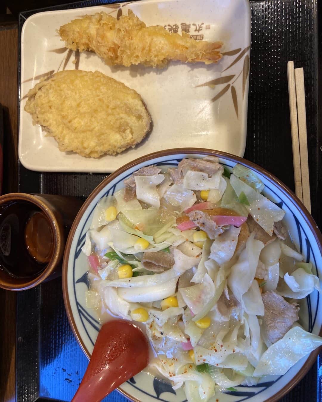 ジャガー横田さんのインスタグラム写真 - (ジャガー横田Instagram)「はなまるうどんに行ってのランチは人生で二度目👍  ちゃんぽんうどんを食べたんだけどうどんがモチモチで東京で食べるより美味しい👍と感じるのは私だけ？（笑）  天ぷらも揚げたてでもっと食べたかった💕」11月20日 19時16分 - jaguar_yokota