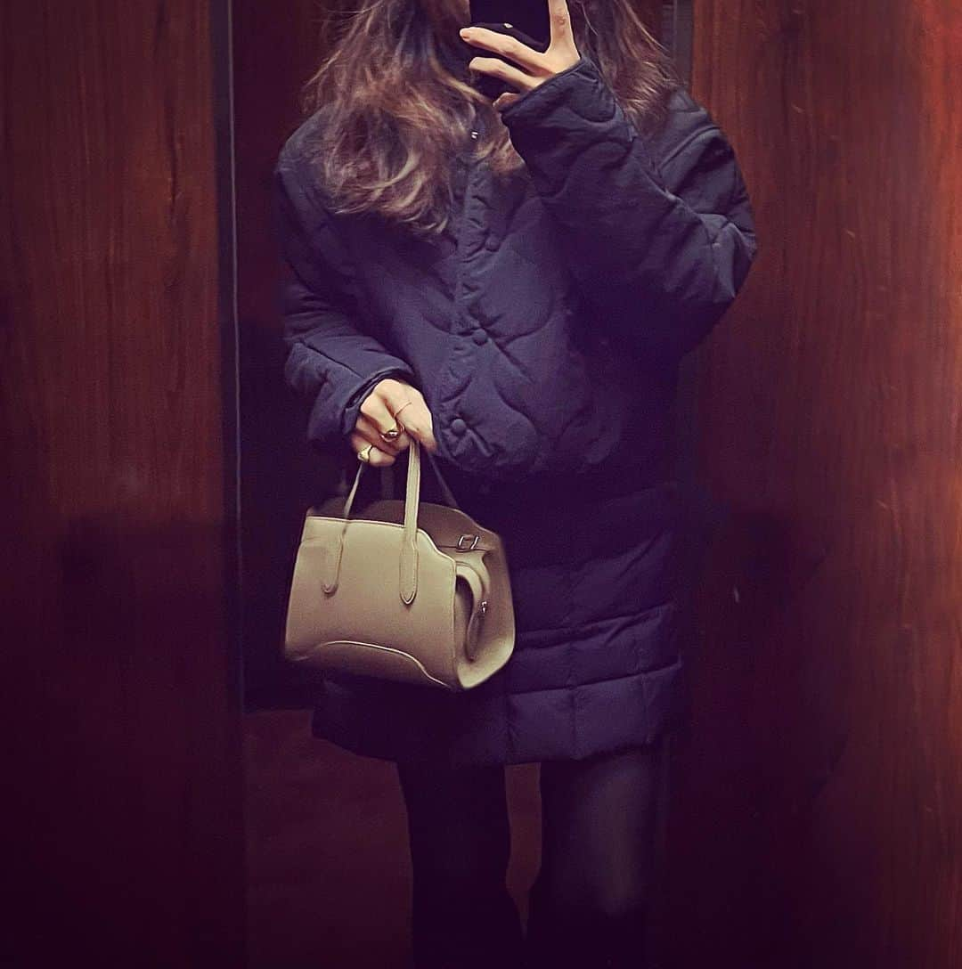 辻直子さんのインスタグラム写真 - (辻直子Instagram)「#quiltedjacket#quiltingskirt#verylovelycolorbag👜 #LoroPianaSesiaBag#color#WARM MASTIC  #最近は小さなバックばかりふえていきます♡#このバック#色のトーンがたまらなく好きです#長く一緒にいられそうな予感  満月のつぎの日も🌕きれいな月です」11月20日 19時24分 - naoko.ts