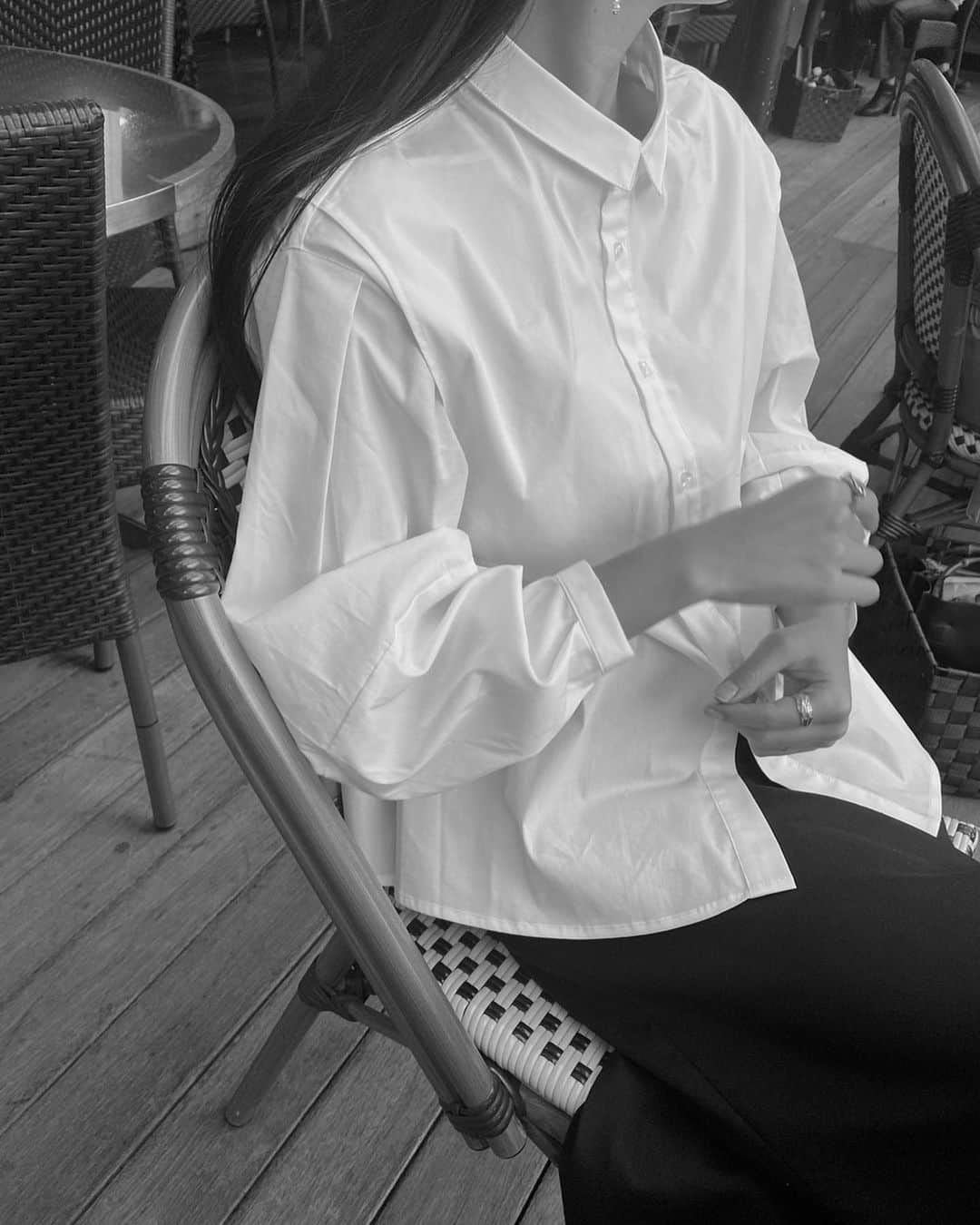 鈴木詩織のインスタグラム：「レイヤードっぽくなってるブラウスを着てテラスでランチ☀️  そろそろ美容院行かねば、、、🥺  #shiorin_styling」