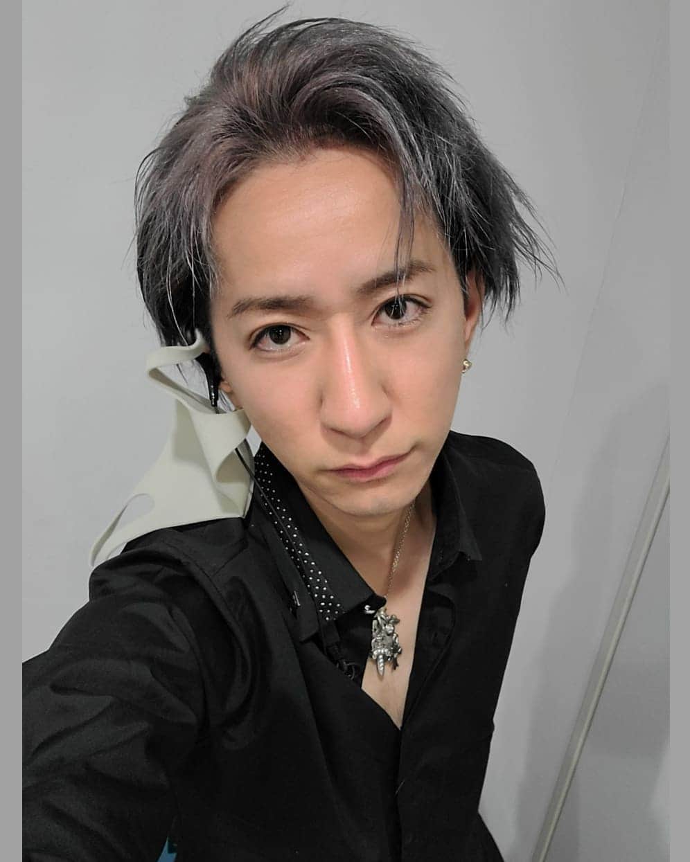 松本拓馬さんのインスタグラム写真 - (松本拓馬Instagram)「今日から三日間、撮影＆収録なので髪色グレーにしました🦝」11月20日 19時52分 - takuma_matsumoto_
