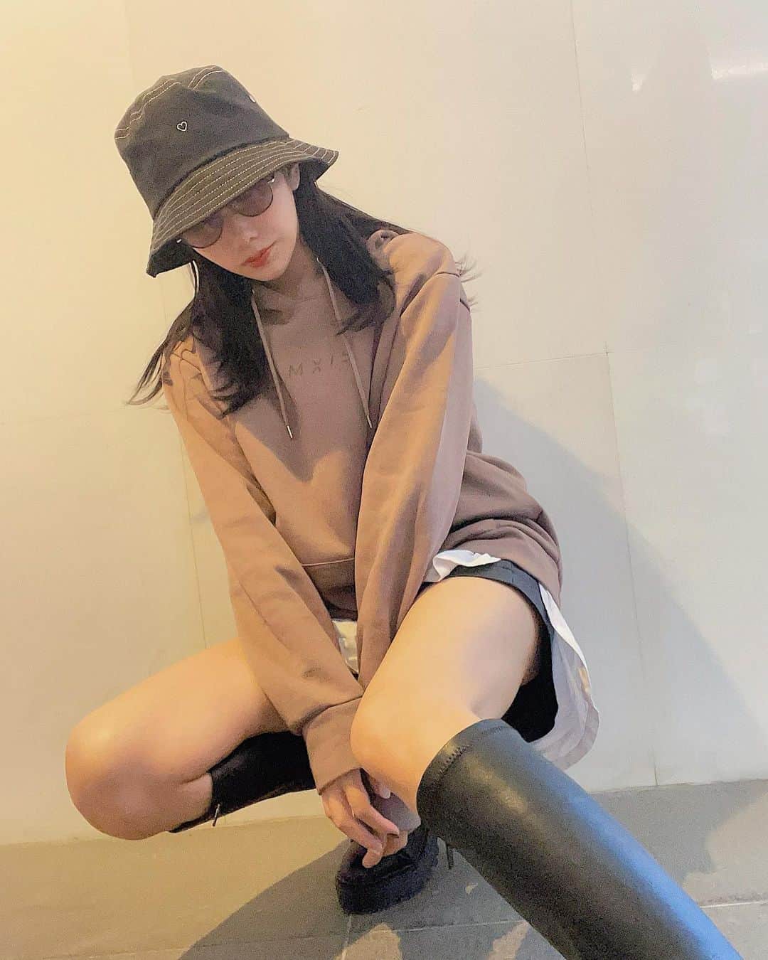 のインスタグラム：「カジュアルです✌🏻🤎  @2021.lamxis さんのパーカー。 色が可愛いのぉぅ。  この間撮影させて頂いたけど他にも可愛いのたくさんあった〜。  #ランクシー #lamxis  #ootd#code」