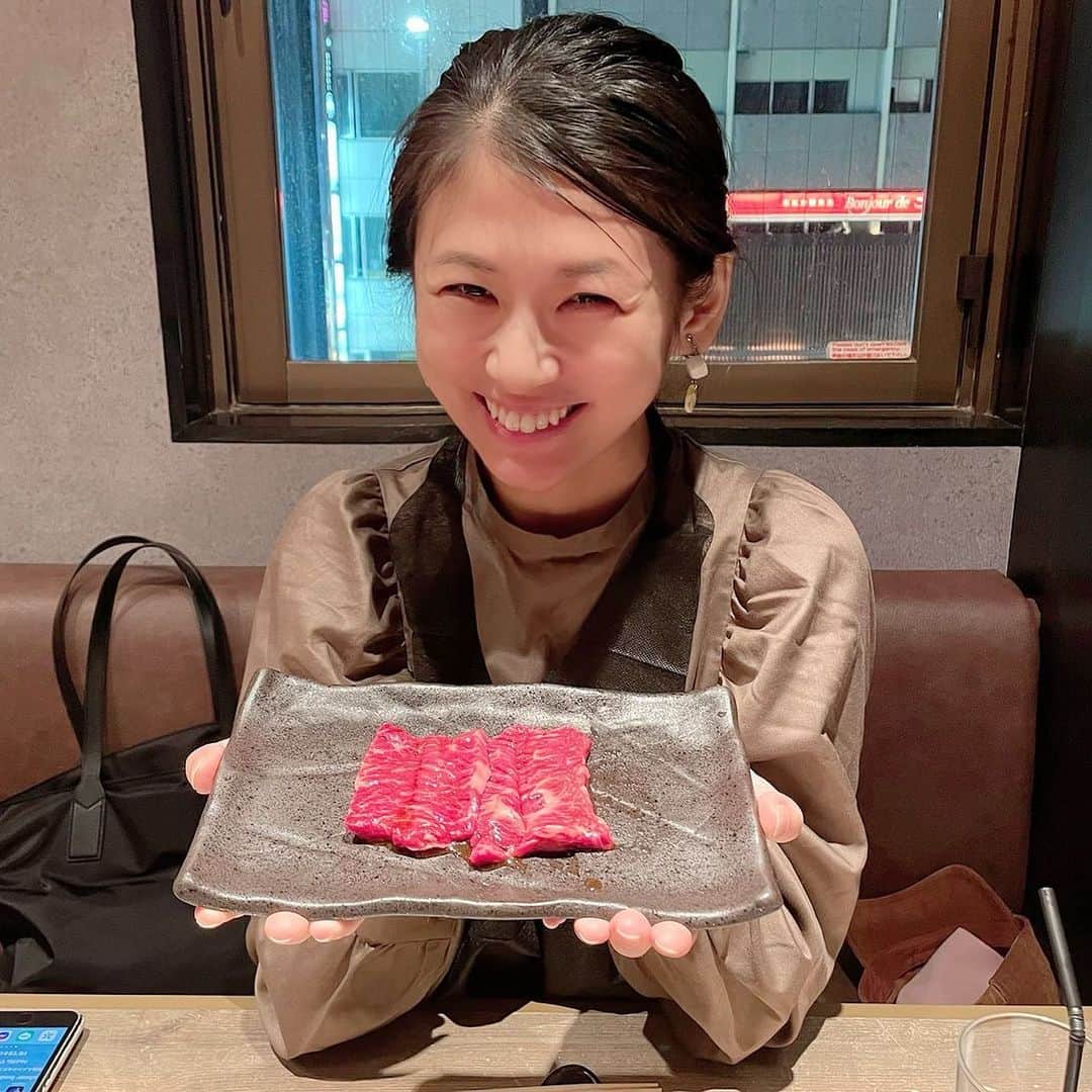 小阪有花（小阪由佳）のインスタグラム：「六本木の焼肉屋デート！おいしかったし、コース料理のコスパが最強♡美味しいものを少しづつ食べたい時の満足度が高め！足りなかったら頼めばいいから自分で食べる量を調整できてよかったー！ サーロインのよだれダレが美味しすぎて、彼はもはや飲んでました笑 お肉も美味しいけど、個人的には前菜のクオリティが高くて嬉しかったです！六本木焼肉屋多くて逆に迷うからおすすめ！ 場所もわかりやすくて、つるとんたんの前だよ！  #六本木 #焼肉 #あじゅうた #六本木の焼き師 @yakiniku_ajuuta」