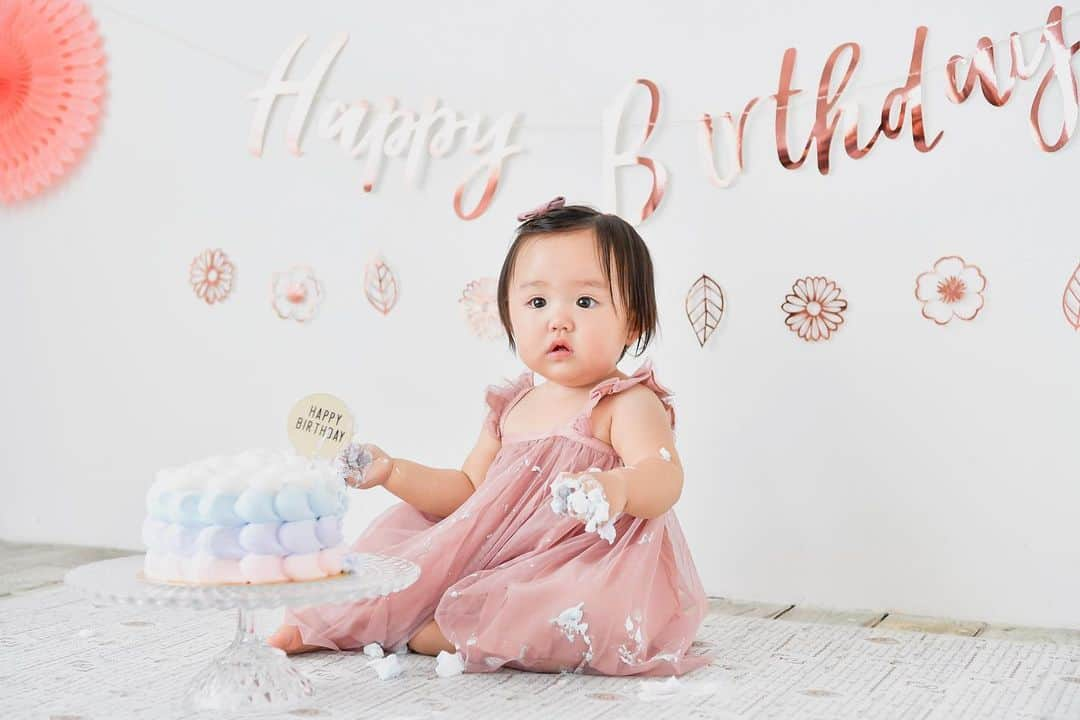 大澤茂樹のインスタグラム：「虹那1歳のbirthday🎂 ホントあっという間に1年経って、賑やかな家族がさらにうるさくなって、俺も有紗も初めての子供2人で、絆人も初めてお兄ちゃんになった！ また一層家族の絆が深まった気がする☺️ 虹那生まれて来てくれてありがとう！ happy birthday！！ 1歳おめでとう🎉 #birthday #firstbirthday #1歳誕生日 #1歳 #娘 #daughter #baby #家族 #family」