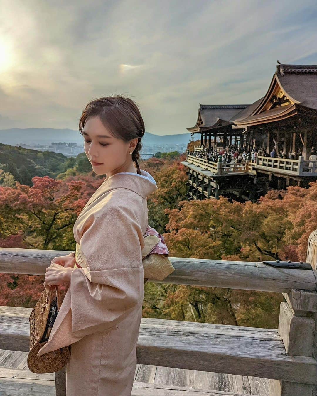 石井里奈さんのインスタグラム写真 - (石井里奈Instagram)「そうだ 京都、行こう。 . 今夜は京都編✨ 今は紅葉が見頃🍁✨ 修学旅行できた時から大好きな清水寺へお着物を着て。 . 紅葉がとっても綺麗で本当にずっとみていられました。ずっと都会にいると本当に自然がより愛おしく風情を感じます🥰❤️ . 着物を着てお寺を回って、日本人でよかったなぁと思える時間でした🍁 . レンタル着物は @rikawafuku_kyoto で✨紅葉メインにしたかったのでお着物はシンプルめにしました💗 . またゆっくりデートとか、女子旅でお互い着物きたりしてプラプラしたいなぁ☺️ 修学旅行の時の子供の頃と違って大人になるとまた違う京都の良さがみえるはず。 . また更新します💗 . #そうだ京都行こう #京都 #京都旅行 #kyoto #京都観光 #京都紅葉 #紅葉 #絶景 #visitjapan #kimono #着物 #着物女子 #京都着物レンタル #着物ヘア #紅葉狩り #紅葉デート #清水寺 #清水寺周辺 #京都散策 #japanesegirl #japanese #japaneseculture #秋 #京都旅 #タビジョ #たびじょ #国内旅行 #JR東海 #新幹線 #紅葉ライトアップ」11月20日 20時03分 - ri7tin1025
