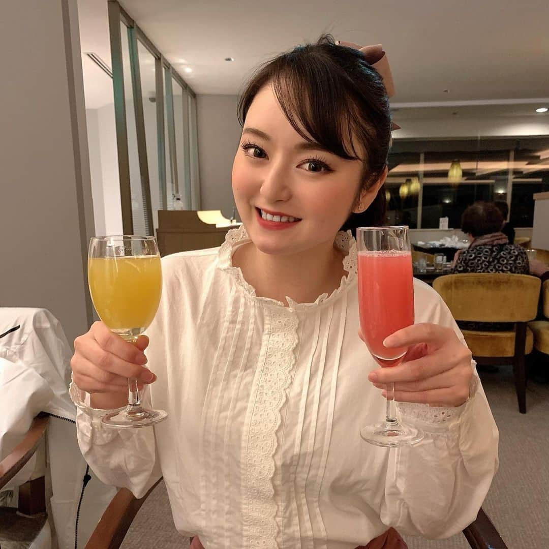 喜多川あゆのインスタグラム：「家族でホテル泊まってラウンジで食べ放題飲み放題😋美味しかったなあ❤️ お刺身とかカルパッチョとかスモークサーモンとかも食べ放題なのが幸せすぎた🥺 最近食べすぎ、、🤣 #食べ放題 #飲み放題 #家族 #4人家族 #シェラトングランデ東京ベイ  #ラウンジ #ジン #ウォッカ #カクテル #カクテル作り放題 #撮りためてた写真放出」