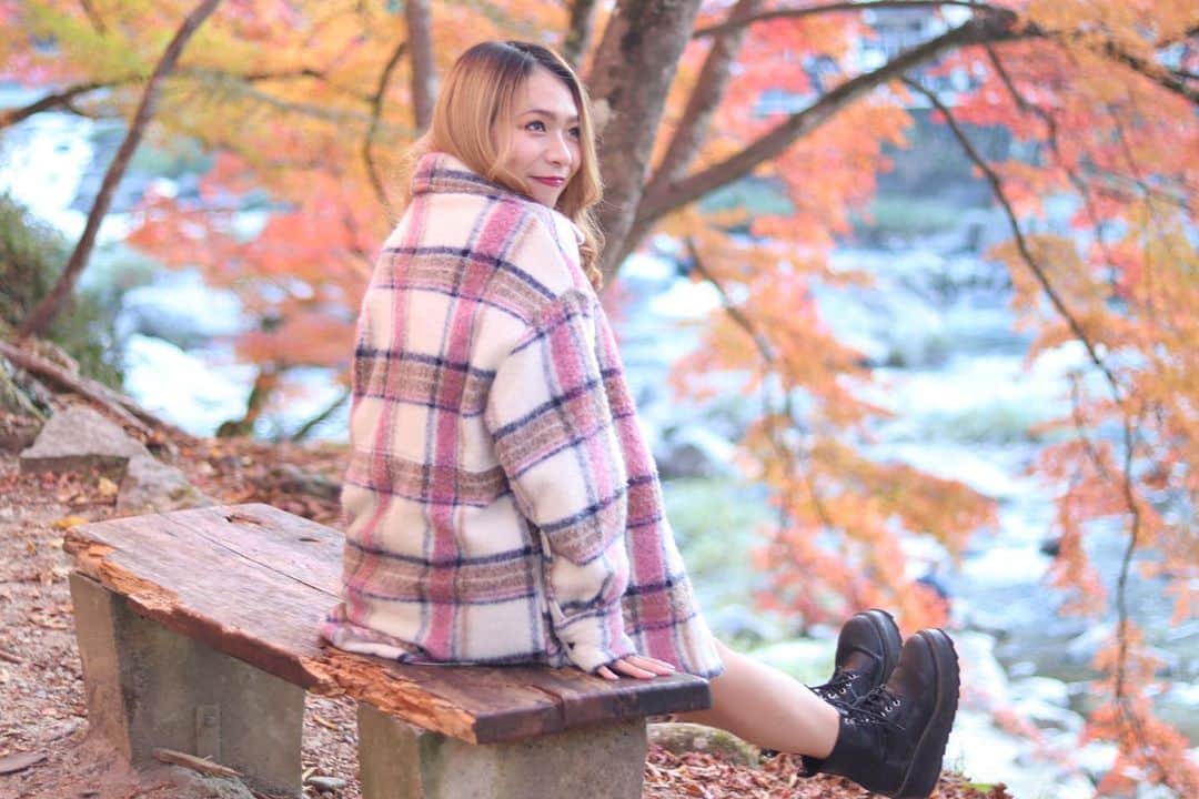 YOGOARISAのインスタグラム：「香嵐渓🍁 ・ ・ ・ こーちゃんの一眼神📸♥️ #autumn #秋 #紅葉 #香嵐渓」