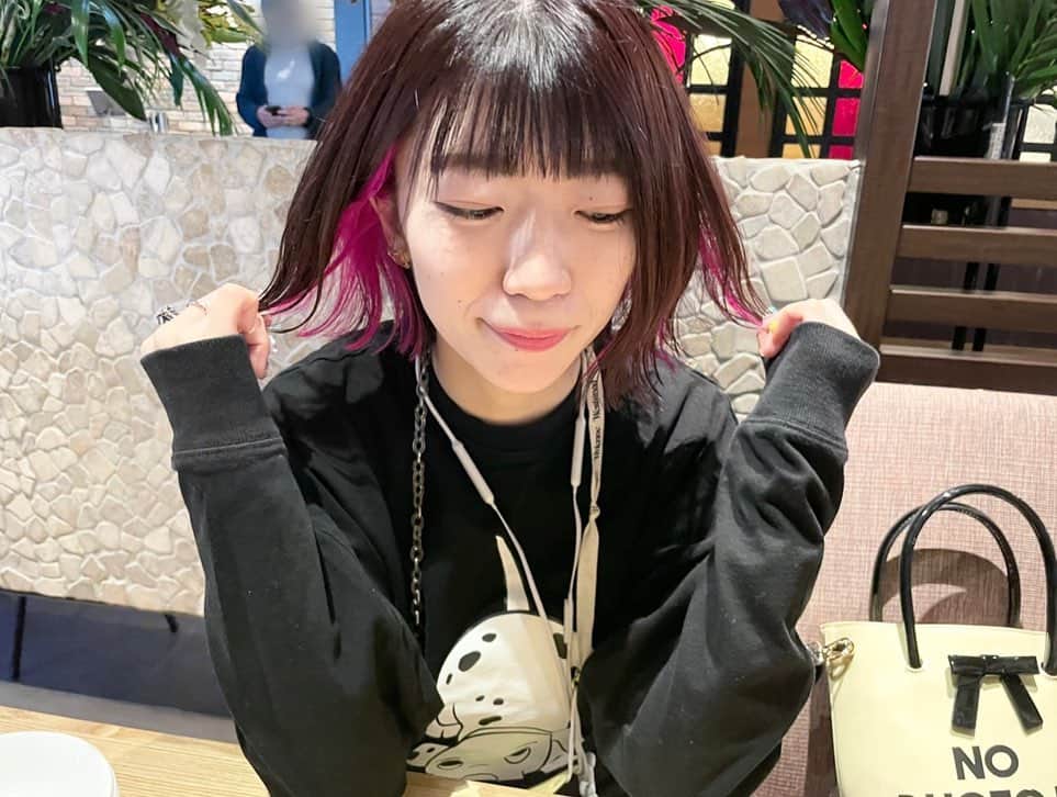 ぱいぱいでか美のインスタグラム：「インナーカラーちゃんと入れ直した〜 . Spicaでメンテしてきた！ 11/22が近いのでね！アポカリの4周年ライブがね！ インナーばしっと入れて 全体も暗くなり過ぎないようにしつつ ピンクみある感じにしました〜 カットもちょっとしたよ✂️ 担当はブリーチ中に爆睡する私を いつもそっとしといてくれる中田さんです。笑 . #Spica #インナーカラー」