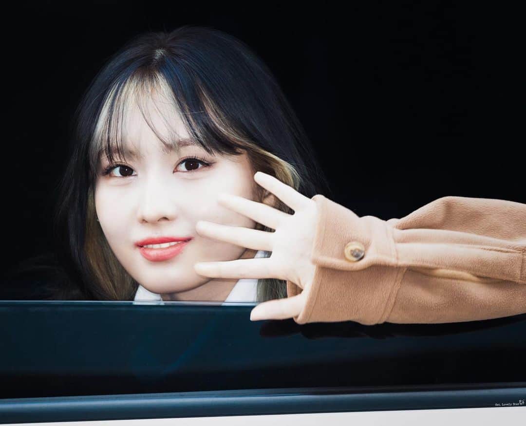モモのインスタグラム：「♡ [Fantaken] 211120 - On the way to Music Core -  #MOMO #트와이스 #모모 #平井もも #もも #TWICE ©️ oct lovely star」