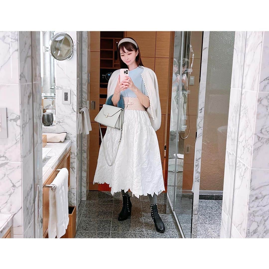 石井美保さんのインスタグラム写真 - (石井美保Instagram)「大阪の夜にストーリーズにupした私服のタグ付けです。 寒くなるとキルティングスカートばかり履いています。 このブーツは3年目。履き心地も歩きやすさも抜群で旅の時は必ずお供させています。かなり履き込んでいるので足に馴染んでよりお気に入りに。ショートブーツはなかなかピッタリするものに出会えないので大切に長く使っていきたい。」11月20日 20時42分 - miho_ishii