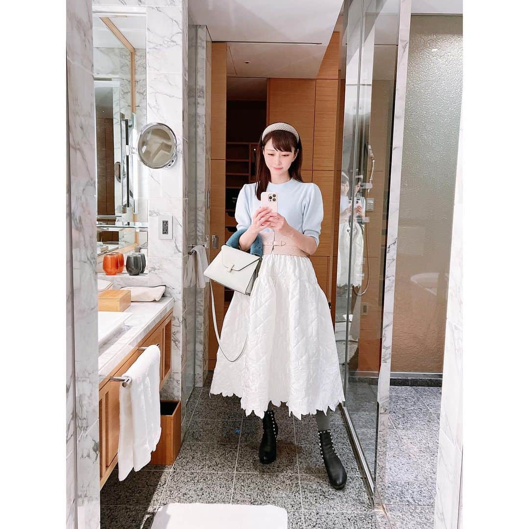 石井美保さんのインスタグラム写真 - (石井美保Instagram)「大阪の夜にストーリーズにupした私服のタグ付けです。 寒くなるとキルティングスカートばかり履いています。 このブーツは3年目。履き心地も歩きやすさも抜群で旅の時は必ずお供させています。かなり履き込んでいるので足に馴染んでよりお気に入りに。ショートブーツはなかなかピッタリするものに出会えないので大切に長く使っていきたい。」11月20日 20時42分 - miho_ishii