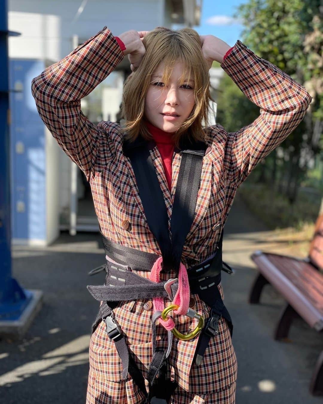 真木よう子さんのインスタグラム写真 - (真木よう子Instagram)「How do I look?  #東京カレンダー #tokyocalendar #本日発売  #バンジージャンプ #bungeejumping #飛んでます」11月20日 21時06分 - yokomaki_official