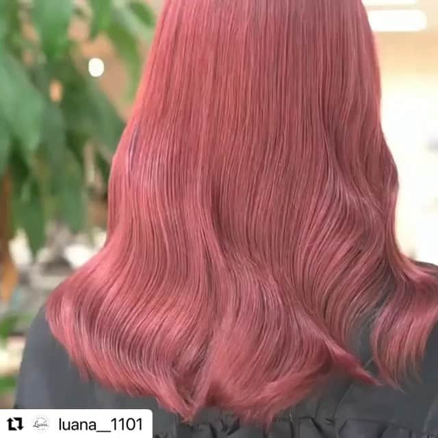 THROW 【スロウ】のインスタグラム：「#Repost @luana__1101  ・・・ 今日のスタイル💖 @shuheiueta   #ワインレッド   今回は #コードギアス より 黒の騎士団のエースパイロット   #紅月カレン をイメージした カレン深みワインです(^^)  日本人の母とブリタニア人の父を持つハーフのカレンさん！！   身体能力及びKMF操縦技術は高く、 ゼロに託された紅蓮を専用機として 黒の騎士団のエースとして 最前線でその技量を発揮、 『R2』ではナイトオブラウンズ級の 実力者とされております～😁  機体の紅蓮も 中２心をくすぐる感じで 聖天八極式は もうドンピシャでした😂  カレンワインは 1ブリーチ回数でいけることが 多いです！！  矯正と同時施術だと 難易度もなかなか高いですが、、😭  色落ちも紫混ぜてあるので 抜群にキレイです👌  最近のハイトーンは どのスタイルも2回以上の ブリーチが必要なことが多いです!!  ケアブリーチでしっかり ケアしながら明るくしましょう!!  初来店から３ヶ月～半年 ほどかけて少しづつ クオリティを上げています!!  まずは2～3回 通ってみてください!!  絶対に髪の毛をきれいに かわいくしてみせます!!!!!  🌈🌈お知らせ🌈🌈  【⠀3周年イベント 】  11月はLuana3周年の月ということで、 11/2~3周年イベントやります！ いつもご来店頂いている皆様、本当にありがとうございます🙇💕  ご来店頂いたお客様にくじ引きをして頂き商品をプレゼント🎁✨  商品数に限りがあるのでくじは早い者勝ちです🙏🏻 欲しかったあの商品も、、、！？ 普段使えるような物、買ってみようか迷っていた物も当たったらお試し頂けるかも🥺🔥  いつもご来店頂いているお客様に感謝の気持ちを込めて今年もイベントをやらせて頂きます🥰  スタッフ一同皆様のご来店お待ちしております❤︎❤︎  Hair design Luana.  【住所】 愛知県名古屋市中区栄5-3-16 1F  矢場町駅1番出口より徒歩2分  【📞】 052-211-7855  【営業時間】 am.10:00~pm.20:00 月曜日休み  #luana #美容室 #矢場町 #栄 #トリートメント #スロウカラー #アッシュカラー #透明感カラー #脱白髪染め #ビーブリーチ #グラデーションカラー #ハイライトカラー #バレイヤージュ #ブリーチカラー #インナーカラー #トレンドカラー #ケアブリーチ  #ファイバープレックス  #エクステ #シールエクステ #推しカラー #アニメカラー #髪質改善 #外国人風カラー #3周年」