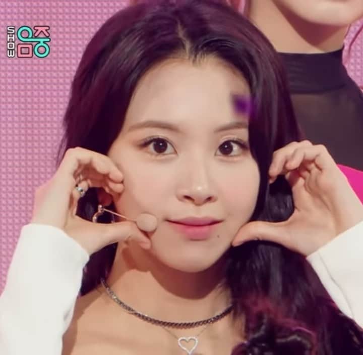 チェヨンのインスタグラム：「ending fairy chaeng🥰 #chaeyoung #채영 #twice #트와이스 #prettyrapstarchaeyoung #scientist」