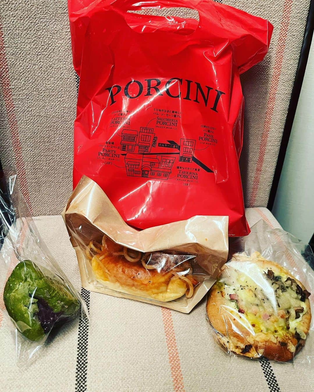 金村義明さんのインスタグラム写真 - (金村義明Instagram)「ずっとずっと閉まってた、福島イタリア食堂！ やっと10月末緊急事態宣言あけて再オープン カウンター席隅の定位置へ 生ビールにサルシッチャ、塩ホカッチヤ、ハム卵トリュフ炒め ハイボール三杯 〆にマッシュルームとキノコ黒胡椒パスタ！ お土産にパンいただきました！ また、通いますね！」11月20日 23時46分 - yoshiaki_kanemura