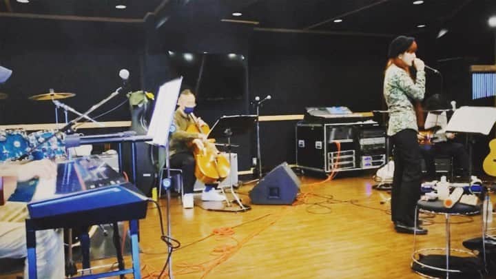 DAOKOのインスタグラム：「みなさまいかがお過ごしでしょうか🌷ついにLIVEまで1週間を切りました。11/26(金)@草月ホールにてお待ちしております！ 1月ぶりのワンマンLIVE、わくわくしておりますっ✨頑張ります〜！！  鍵盤・アレンジ、網守将平さん🎹@shoheiamimori ✿ ギター、永井聖一さん🎸 @seiichinagai ❀ チェロ、四家卯大さん✾ #四家卯大」