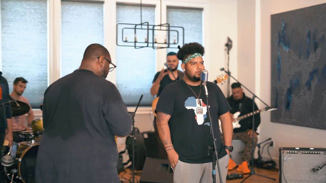 ラモーネ・モリスのインスタグラム：「Teníamos una misión: Crear una fiesta caribeña en Los Ángeles.  Traer el coro isleño, en este caso 🇩🇴, para una misión importante Respire Haití @respirehaiti. Fue un placer poder tener a Afro y los 420 @afrodominicano en Los Ángeles junto a Chef Carolina Arias @chefcarolinaarias directo y en vivo desde 🇩🇴. Los Dominicanos respetamos nuestros vecino, y creemos en su autonomía como nación y pueblo. Seguiré apoyando la salud de Haití y mucho más seguiré invirtiendo en el futuro de los jóvenes.  La gente vino para quedarse dique un ratico estilo hollywoodense y se dieron el show entero para una buena causa. Todo quedó🔥🎉💯🕺🏻🙌🏽🙇🏻‍♂️   Thank you again to @lamorne @itstatianacarr @jamesshippjr @heineken_us @loopsays @lamornerbros  @respirehaiti @afrodominicano @chefcarolinaarias @camila   🎞: @surrealfilmsnyc」