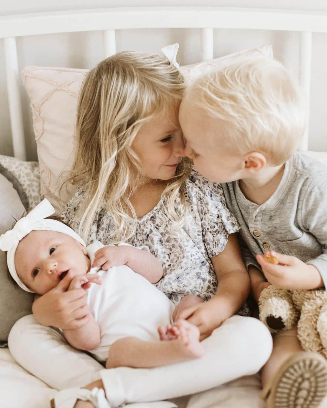 ブルック・パンケーキさんのインスタグラム写真 - (ブルック・パンケーキInstagram)「My whole world! Palmer is just what our hearts needed!  Jackson doesn’t know what’s coming being the brother in between his sisters!」11月21日 5時02分 - brookepancake