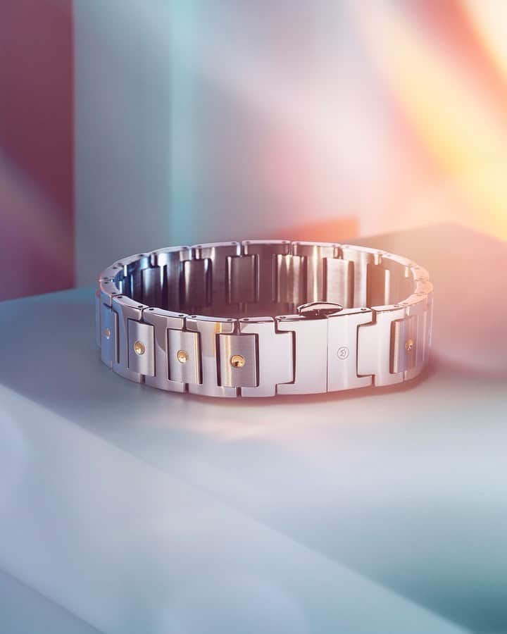 モバードのインスタグラム：「Just in time for the holidays! Introducing the #MovadoSE bracelet. Iconic design meets sleek, sporty style. Shop it now exclusively at Movado.com. #movadojewelry」