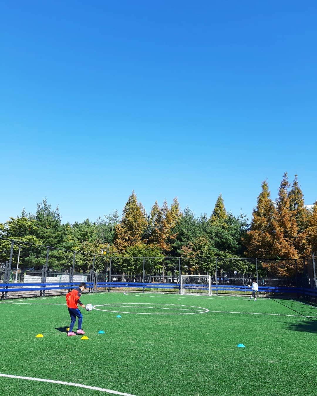 阿部美穂子さんのインスタグラム写真 - (阿部美穂子Instagram)「📒 先日 息子達の⚽️チーム>> 韓国サッカー連盟を通じて 保護者対象の心理＆栄養の オンライン講義を受けました。 とても有意義な学びの時間を まず心理、精神的な部分から 一部ノートにまとめてみました。 忙しい日々の中でも  ふとした時間に読み返し 常に 心がけたいと思います。 講師の方から 目標設定の 例として 挙げられたのが 大谷翔平選手の目標達成シートです。  立派ではなくても、 力になれる そんな母でありたいと 願い 努力したいと思います。  학보모 심리/영양 비대면강의💻 너무 뜻깊은 배움의 시간을 감사드립니다  훌륭하지는 않더라도 힘이 될 수 있는 그런 엄마였으면 하고 그런 노력을 매일하고 일상 같이 즐기길.  #長男#大会1日目#学校作品 #目標#努力#選択#想像#補強 #心に刻みたい#言葉#一生学習」11月21日 16時02分 - miiko904