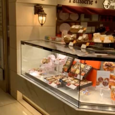 のインスタグラム：「. . 『横浜高島屋店が総リニューアルオープン致しました』  . この度、横浜高島屋店が総リニューアルオープン致しました。  石を使った壁面に優しいランプ、小さな赤いテント‥。 横浜に堂島本店がやってきたかのような私達の原点である パリを感じる堂島本店を再現した店舗をぜひ、 皆様にご覧頂けましたら幸いです。  . 今回のリニューアルにあたり、横浜高島屋店限定のスイーツ達も 並んでおります。　　  薔薇をイメージしたパステルピンクのドレスを着たお姫様ケーキ シャンティプリンセスローズ🌹やオレンジの薔薇やリボン柄が 華やかな丸いBOXを使用した焼菓子達…。  ぜひお近くにいらした際はお立ち寄り下さいませ。  . ◆横浜高島屋店 神奈川県横浜市西区南幸１丁目６−３１地下1階（エスカレーター隣り） TEL：045-311-5111  @mon-cher.com  #モンシェール #moncher  #横浜高島屋 #横浜 #横浜スイーツ #横浜ケーキ　 #堂島ロール #dojimaroll #焼菓子　 #焼菓子ボックス #お歳暮 #おもたせ #手土産 #クッキー #フィナンシェ #  #スイーツ  #プティロール #クッキー　 #カフェ  #スイーツ巡り  #デパ地下スイーツ #デパ地下　 #スイーツ好きな人と繋がりたい #sweets #cake #cakestagram #デパ地下 #デパ地下スイーツ」