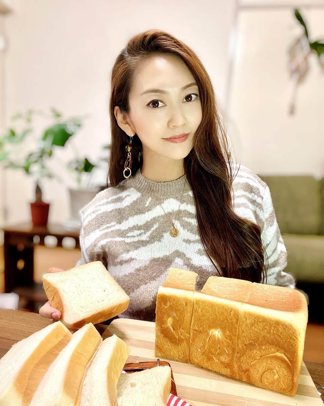 SAORIのインスタグラム：「🤤🍞💫 果物やお菓子、美味しいと評判のものをお取り寄せするの大好き🤙 今回は口コミで話題になっていた @chigasaki_bakery の食パン🍞を🥰 急速冷凍された食パンは、美味しさが閉じ込められていて とーってもモチモチフワッフワで美味しかったよ🌈‼️ 今回お取り寄せしたのは 🎀「生」食パン 🎀本数限定　発酵「塩」バター食パンプレミアム 🎀「玉」食パン 私のお気に入りは塩バター食パン🍞 何も付けずにパクパクしちゃう😋幸せ♡ #生食パン #食パン通販 #プレミアム食パン #pr  necklace: @glitter___jewelry . nit: @shein_japan @sheinofficial .」