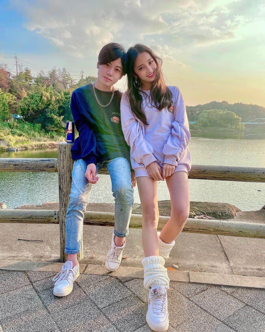 のインスタグラム：「. バタバタしていて投稿だいぶあいてしまいました😭 日が暮れるのも早くてなかなか写真がとれない😭 でも2人はとっても元気です💕 もうすぐクリスマス🎄みんな何頼むのかな?💕  🍔トレーナー🍔 🧦レッグウォーマー🧦 @shantihearts  #instagood #instagram #instalove #instalike #twins #ootd #ootdfashion #instafashion #love」