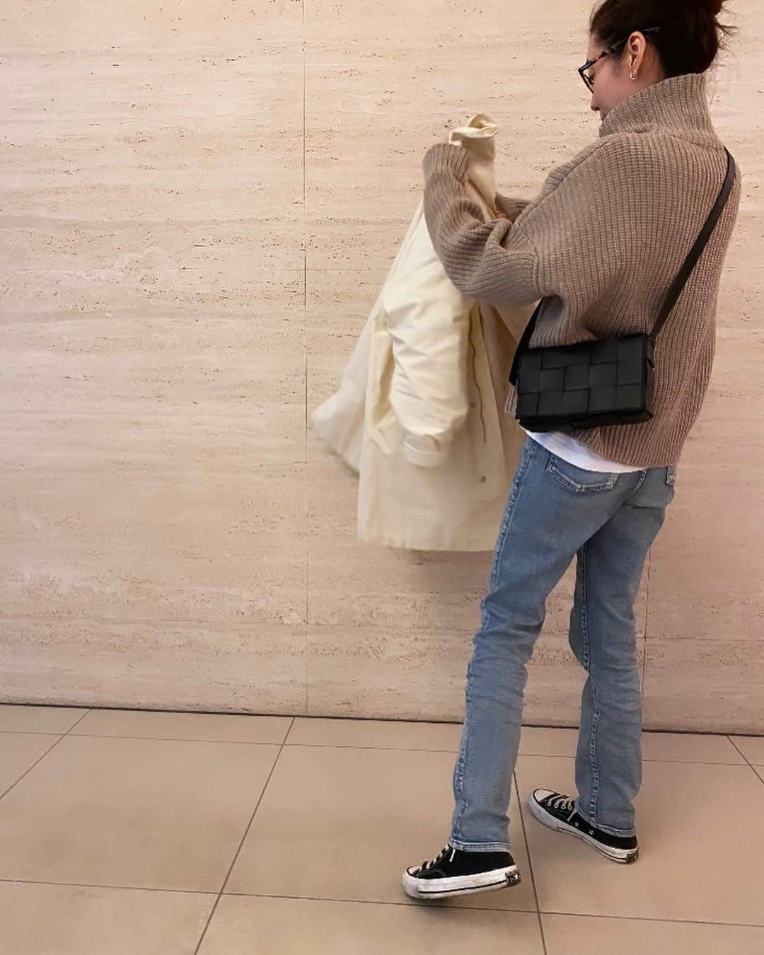 ともさかりえさんのインスタグラム写真 ともさかりえinstagram 今夜はカレーにしようっと ニット Myweakness Official デニム The Newhouse コート Myweakness Official バッグ Newbottega メガネ Ditaeyewear 11月21日 16時24分