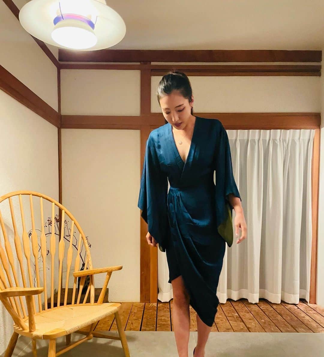 砂田早紀のインスタグラム：「素敵なドレスを身に纏って👗✨  Uramunéのドレスは本当に details が美しい。 海外のパーティーに行きたくなる…   まるで水を纏っているような一着。  #uramuné #bluedress#japaneseculture#着物」
