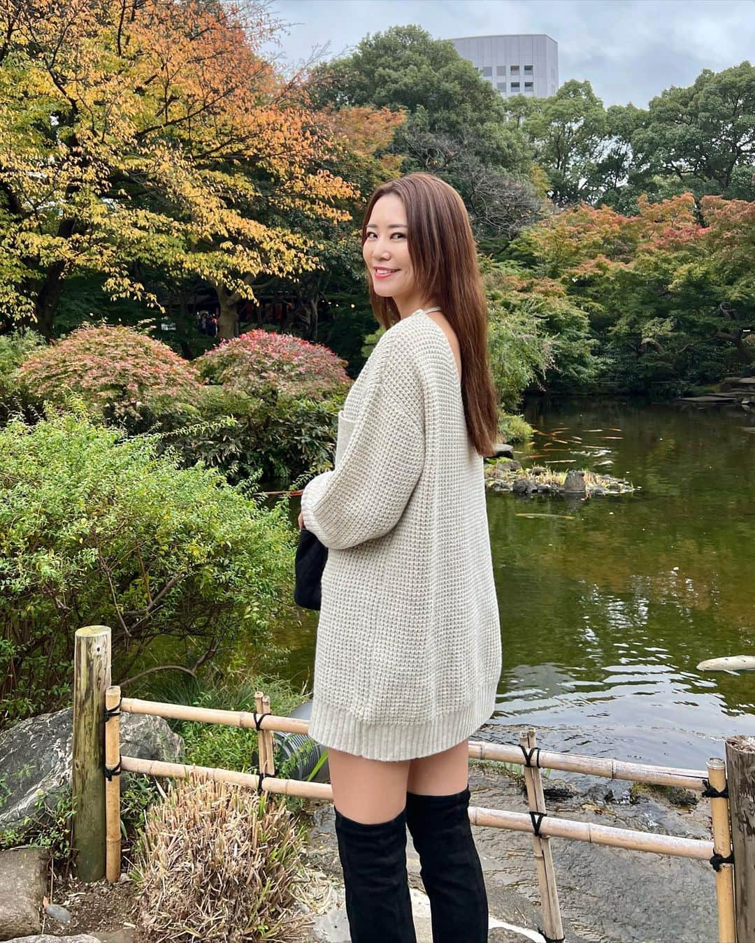 佐野真彩さんのインスタグラム写真 - (佐野真彩Instagram)「🥞🌰🍽👟🍁  トップス▶︎ @tothesea_hawaii  ワンピースとしてもデニムなどのパンツで合わせてトップスとしても💭✨  ストレートの写真は、乾かしてそのままの髪の毛。ちゃんとセットしてから出かければ良かった。笑🪞  パンケーキの動画、投稿後に確認をしたら何故か赤っぽいフィルターがかかっていて残念🥲  #totheseahawaii  #resortinsta #ニットコーデ #ニットワンピース　#ニーハイブーツ #秋冬コーデ  #ニューオータニ　#satsuki #パンケーキ　#紅葉　#パティスリーsatsuki」11月21日 16時59分 - sano.maya