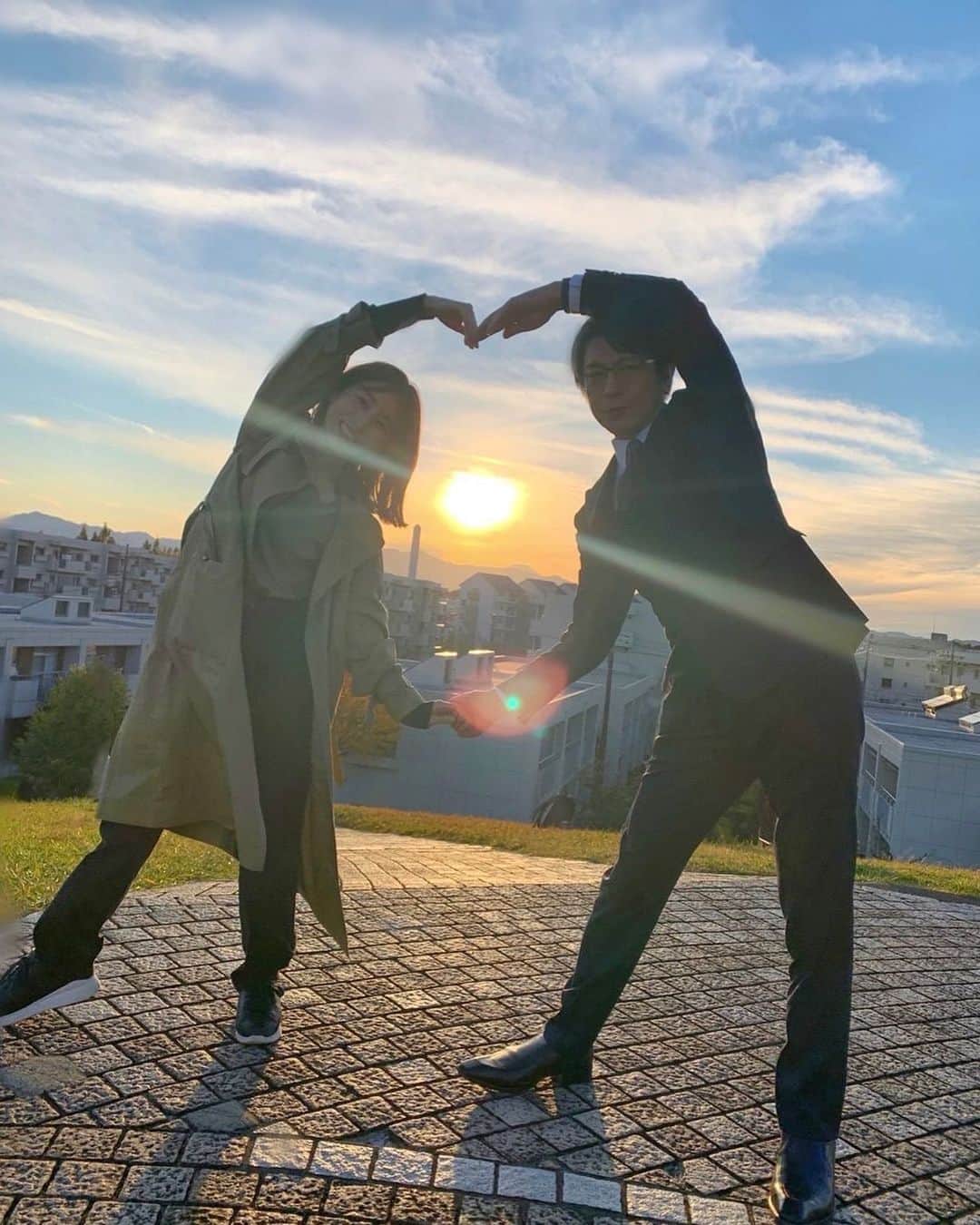 最愛のインスタグラム：「太陽と共にエレガントな1枚‼︎ 緊迫していたシーンとは思えない、優雅さ溢れたオフショット😂  太陽を囲んでください！という公式の無茶振りにも、笑顔で応えてくれるステキなお二人です💓  #最愛ドラマ #tbs #及川光博 #田中みな実 #第7話11月26日夜10時」
