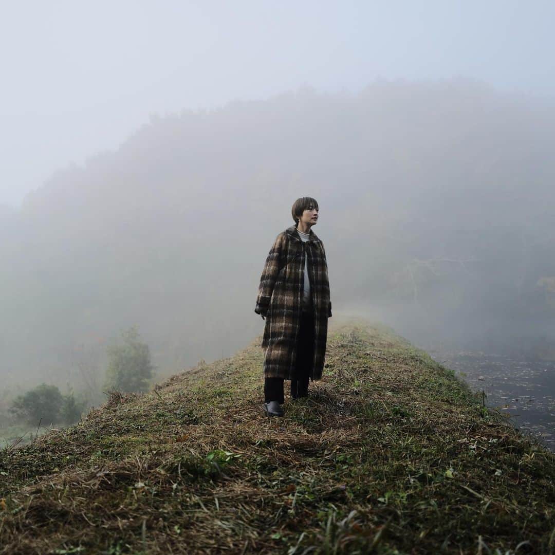 高山都さんのインスタグラム写真 - (高山都Instagram)「今日の午前中にインタビュー取材で今回の丹波出張は終了。 ぎゅっと濃かったけど、豊かな良い時間でした。 たくさん質問いただくので、お洋服の詳細を。 朝霧の中で撮影はとても寒いので暖かく着映えするコートが大活躍でした。 コートは @curensology カシミアのニットパンツは @auralee_tokyo スウェットは @aton_tokyo ネックレスは @r.alagan 靴は @pellico_sunny 小さなカバンは @therow  イベントで着たのは #towavase のワンピース、 @plantation1982 のタートルを合わせると、ぐっとラブリーさが締まりました。中にはヒートテックの腹巻きも仕込んでます。 ピアスは両日ともに @r.alagan  あとこれも質問が多いマスクは @mascode_official です。 #都ふく」11月21日 8時42分 - miyare38