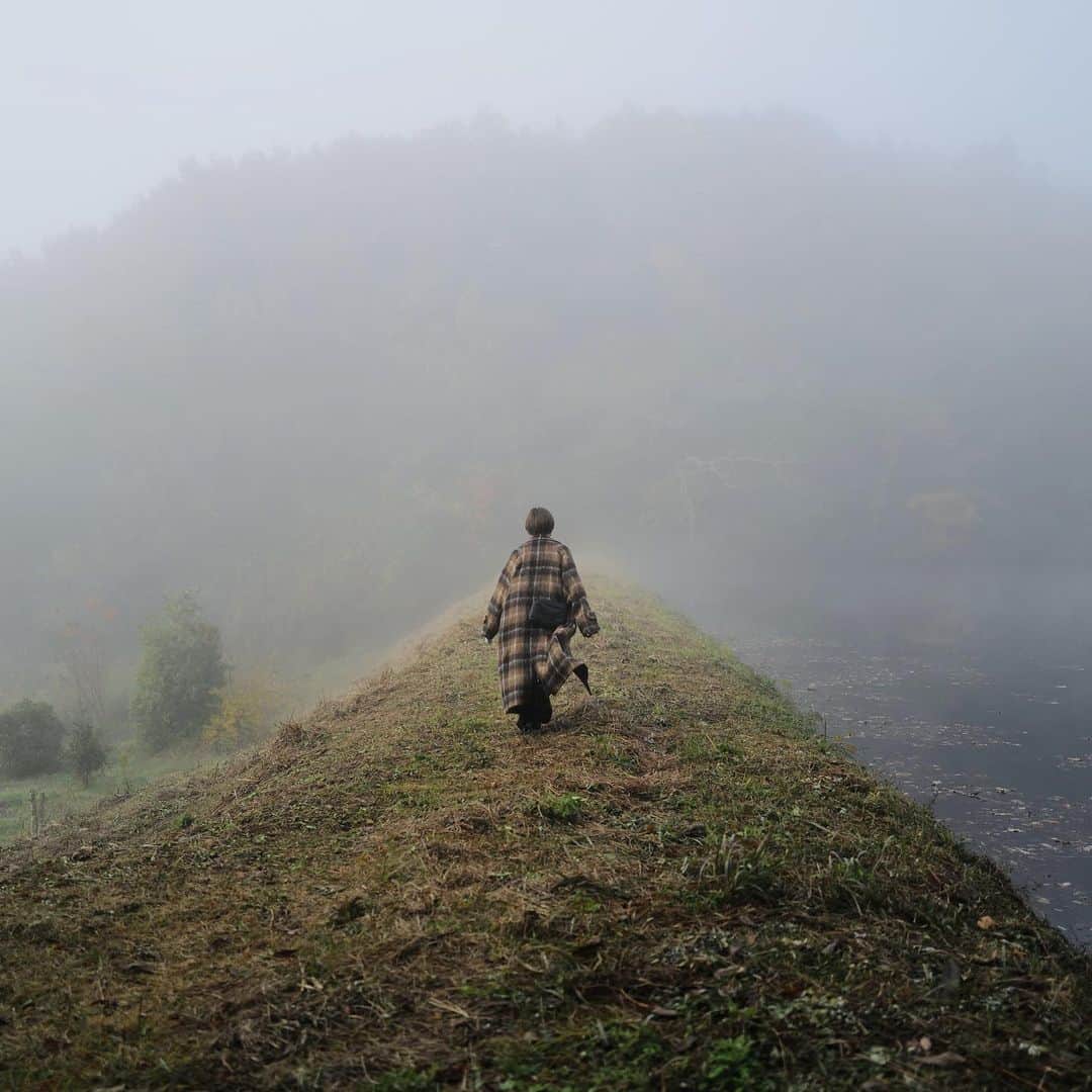 高山都さんのインスタグラム写真 - (高山都Instagram)「今日の午前中にインタビュー取材で今回の丹波出張は終了。 ぎゅっと濃かったけど、豊かな良い時間でした。 たくさん質問いただくので、お洋服の詳細を。 朝霧の中で撮影はとても寒いので暖かく着映えするコートが大活躍でした。 コートは @curensology カシミアのニットパンツは @auralee_tokyo スウェットは @aton_tokyo ネックレスは @r.alagan 靴は @pellico_sunny 小さなカバンは @therow  イベントで着たのは #towavase のワンピース、 @plantation1982 のタートルを合わせると、ぐっとラブリーさが締まりました。中にはヒートテックの腹巻きも仕込んでます。 ピアスは両日ともに @r.alagan  あとこれも質問が多いマスクは @mascode_official です。 #都ふく」11月21日 8時42分 - miyare38