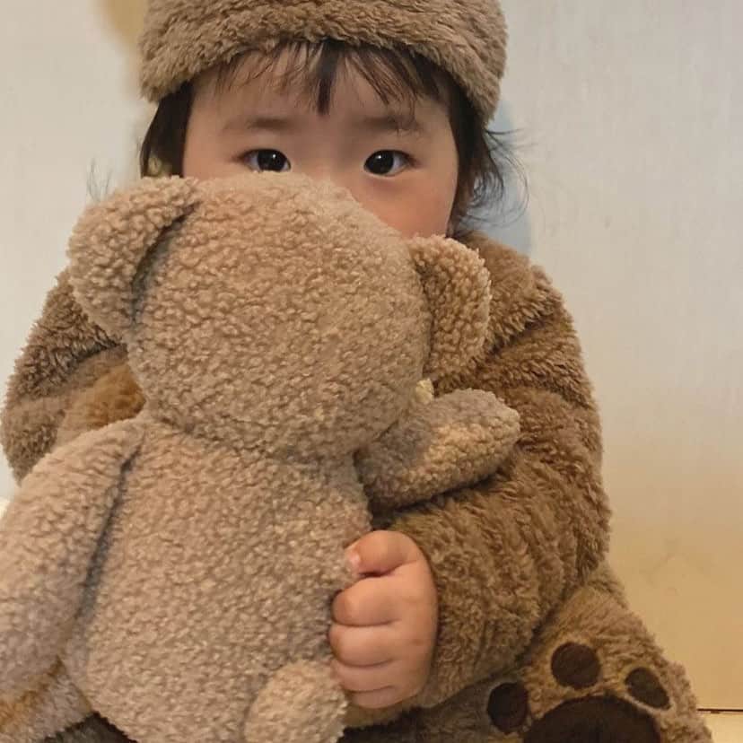Kazukiのインスタグラム：「春ちゃん💗💗 ・ ・ #1歳1ヶ月#末っ子#癒し#くまちゃん大好き#六男七女#13人兄妹#漆山家#大家族」