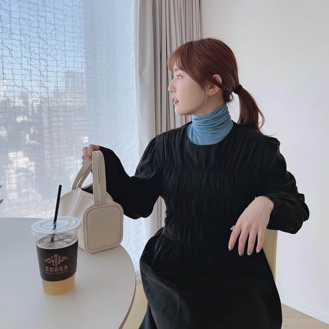 ひよんのインスタグラム：「💙🖤  重ねて着ても1枚で着てもかわいいワンピ👗💕 中に着たもちもちタートルも着心地よくて 最近たーくさん着てる❣️  全身クアンク( @9unq.official )だよ☺️  #ひよん #ひよん服 #ワンピースコーデ #ワンピース #クアンク #9unq #데일리룩 #데일리 #코디 #일상」