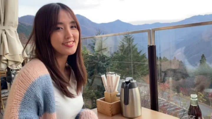 日里麻美のインスタグラム：「* 動きを主張  運転好きで 楽しかったなぁ 天気も景色もよくて ご機嫌運転。  また、ドライブ行きたい。 ドライブ好き。 * * *  【販売中】 💠抑えきれない胸の鼓動　DVD & Blu-ray Amazonなどで購入できます 💠グラビア学園　グラビア動画&デジタル写真集　Amazon、DMMで購入できます  【TV、Web】 💠さまぁ～ずチャンネル　『訳あり女』  💠YouTube　『ひさっちゃんねる』で検索  【イベント】 💠11/29  まーすた下北沢店(麻雀ゲスト🀄) * * * * #乳圧女 #着衣巨乳 #着衣でも主張 #乳圧 #おっぱいの大きいお姉さんは好きですか #hisato」