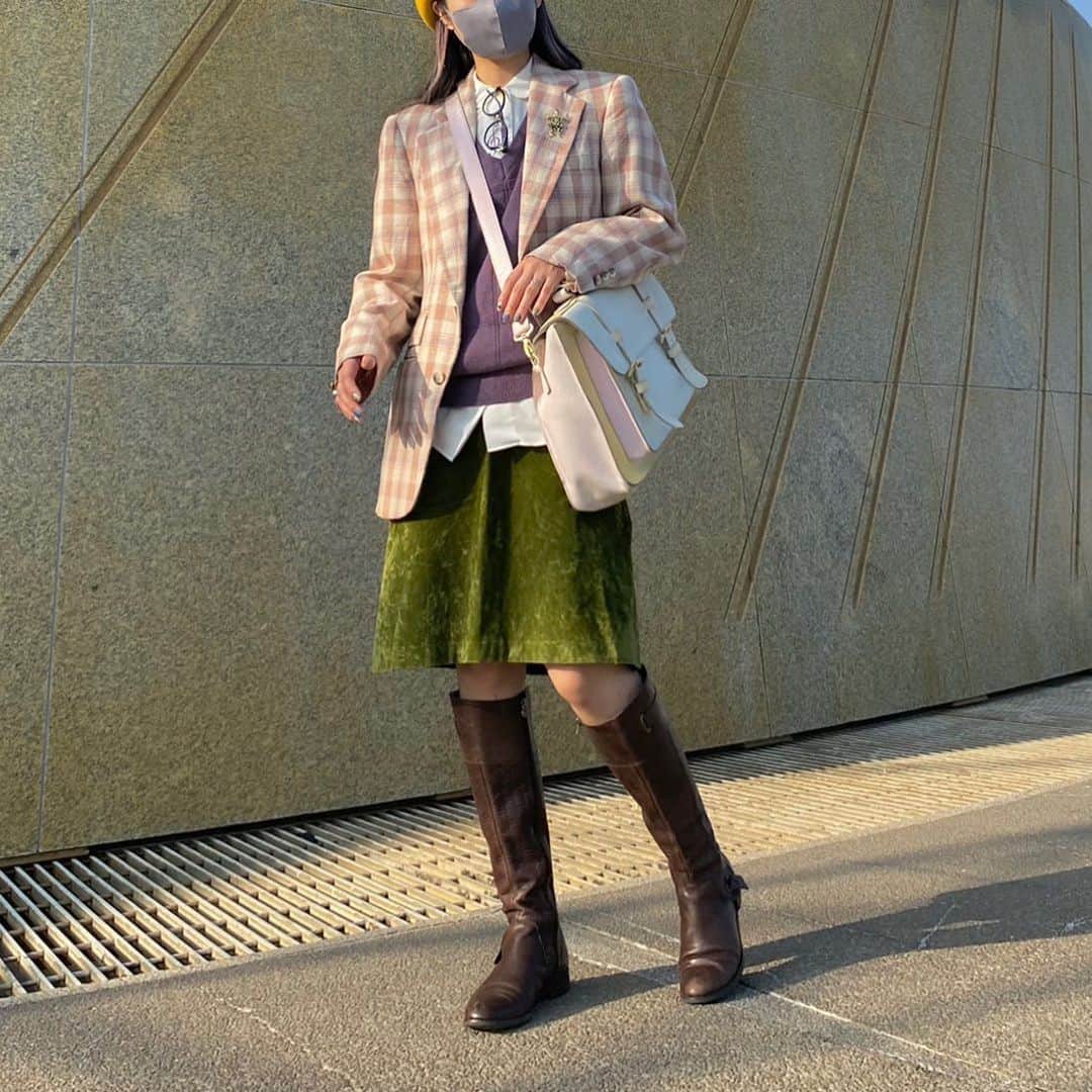 のインスタグラム：「👢🫒🤍🌂💼  昨日はみんなでアイビー&プレッピースタイル意識でドレスコードを組んで遊んだ日👨‍👩‍👧🎗楽しすぎたな！！！🤎  all clothes :  #used & #vintage glasses : @jins_japan  bag : @anrealage_official #ivystyle #preppystyle #fashion」