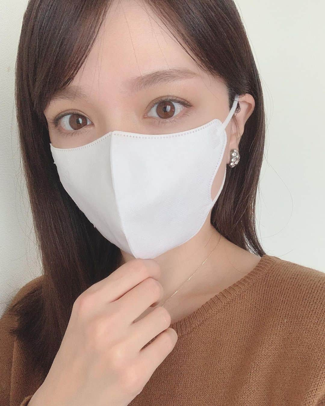 赤松麻里菜のインスタグラム：「マスク美人を目指して😷、人生初のまつ毛パーマ👁‍🗨✨ まつ毛がすぐ下がってしまうのにずっと悩んでいたから念願の🙈♡ カキモトアームズ銀座店の次世代印象まつ毛パーマ〝パリジェンヌラッシュリフト〟をしました🤩 まつ毛にカールをつけるのではなくて、根元から80°立ち上げてくれるのでとても自然な仕上がり👁🤎 すっぴん力もUPするしメイクの時短にもなるし、これは通い続けたくなってしまうわ…🙏 ・ カキモトアームズ銀座店 @kakimoto_arms.ginza は2021年9月16日にリニューアルオープンしたばかりでとても綺麗でした💇‍♀️✨ ヘアはもちろん、ネイル、ヘッドスパ、眉、まつ毛の施術もしているトータルビューティーサロンなので、忙しい人にもおすすめです💅🕒♡ ・ (おまけ動画🎥) スマホ洗浄してくれるマシーンもありました🤭📱✨ @kakimotoarms_official  @kakimoto_arms.ginza  #まつ毛パーマ #まつ毛 #kakimotoarms #カキモトアームズ #kakimotoarms銀座店 #銀座美容室 #パリジェンヌラッシュリフト　 #女の子ママ #姉妹ママ #2人育児 #2歳差育児 #ママライフ #育休 #育休中 #育休中の過ごし方 #赤ちゃんのいる生活 #赤ちゃんのいる暮らし」