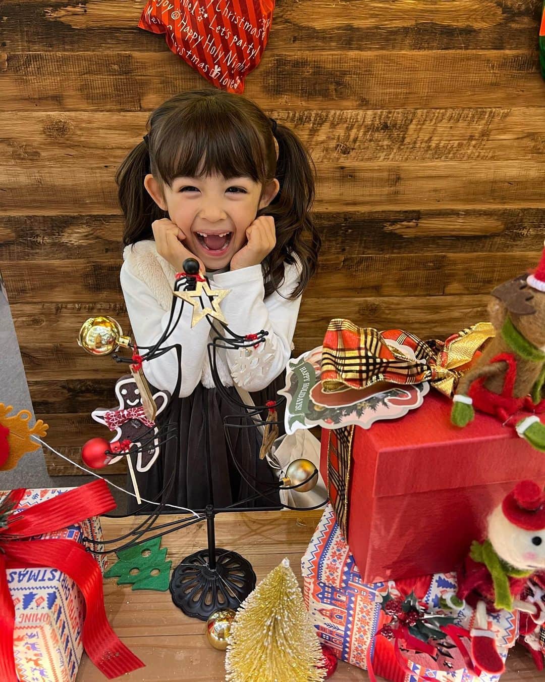 アレン明亜莉クレアさんのインスタグラム写真 - (アレン明亜莉クレアInstagram)「🎄🎁✨ ・ クリスマスが楽しみなメアリー ・ トムテが欲しい と言い出しました😱💦 ・  トムテは、北欧の民間伝承に登場する妖精で大きめのサンタ帽と丸い大きめの鼻とひげの可愛い妖精です🎄 ・ ・ ・ トムテが来る事を祈ります🙏✨ ・ ・ ・    #6歳 #kidsmodel #子どものいる暮らし #女の子コーデ  #インスタキッズ #ig_baby #ig_kids #子役  #ハーフキッズ #ママノワ #mixedkids #女の子モデル #ファッションモデル #ハーフ子役 #mamanokoカメラ部 #instagram_kids #insta_kids #ベビフル #コズレ  #ママリ #キッズフォト  #メアリーちゃん #アレン明亜莉クレア #クリスマス #クリスマスプレゼント #トムテ」11月21日 11時13分 - mary.2015c