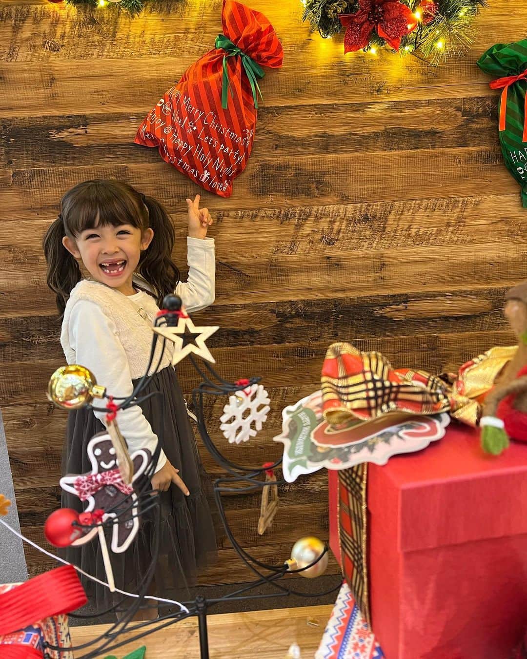 アレン明亜莉クレアさんのインスタグラム写真 - (アレン明亜莉クレアInstagram)「🎄🎁✨ ・ クリスマスが楽しみなメアリー ・ トムテが欲しい と言い出しました😱💦 ・  トムテは、北欧の民間伝承に登場する妖精で大きめのサンタ帽と丸い大きめの鼻とひげの可愛い妖精です🎄 ・ ・ ・ トムテが来る事を祈ります🙏✨ ・ ・ ・    #6歳 #kidsmodel #子どものいる暮らし #女の子コーデ  #インスタキッズ #ig_baby #ig_kids #子役  #ハーフキッズ #ママノワ #mixedkids #女の子モデル #ファッションモデル #ハーフ子役 #mamanokoカメラ部 #instagram_kids #insta_kids #ベビフル #コズレ  #ママリ #キッズフォト  #メアリーちゃん #アレン明亜莉クレア #クリスマス #クリスマスプレゼント #トムテ」11月21日 11時13分 - mary.2015c